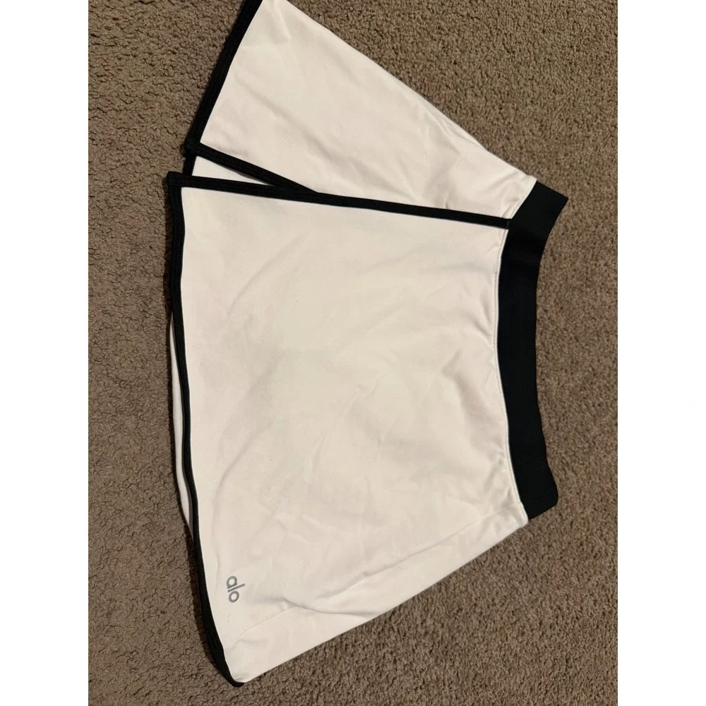 ALO Yoga Airbrush Streamlined Skirt in Ivory/Black